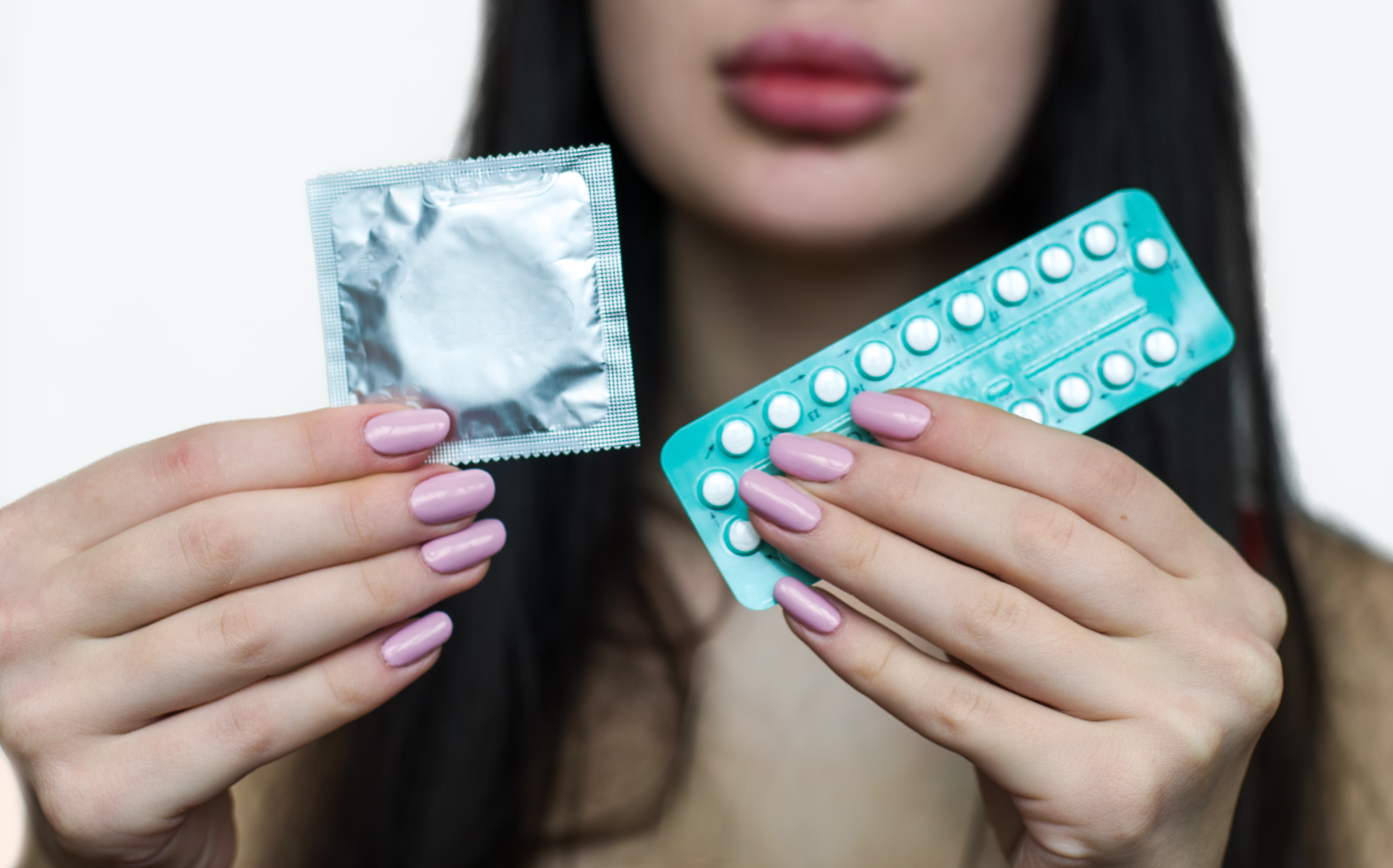 Перерыв после противозачаточных. Контрацептивы для подростков. Презервативы и противозачаточные таблетки. Контрацептивы фото. Гормональные презервативы.