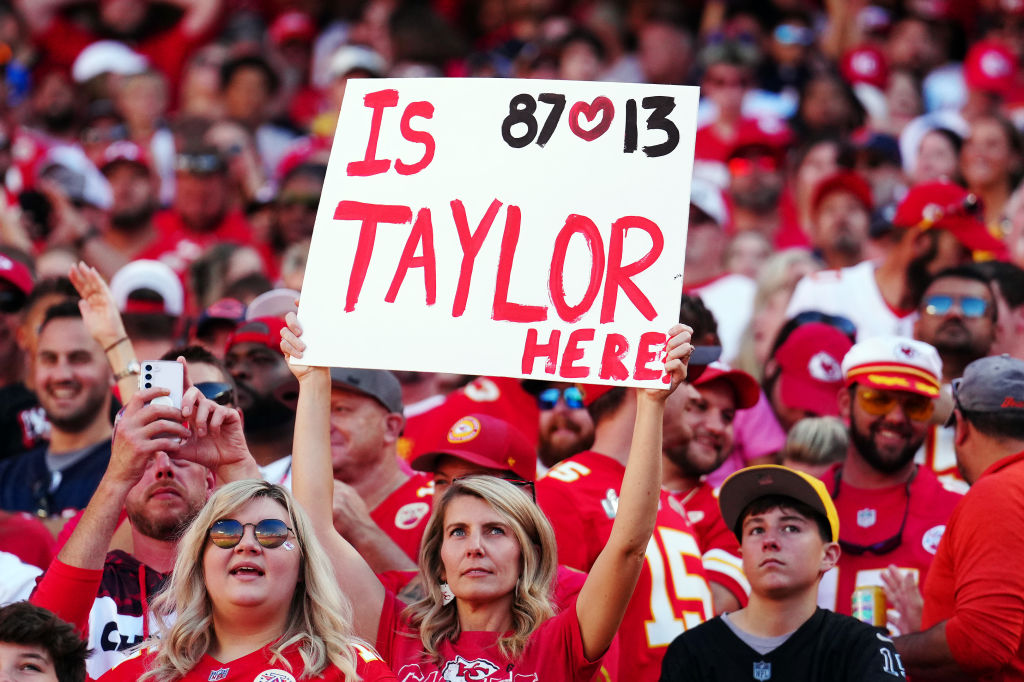 cheifs-game-taylor-sign