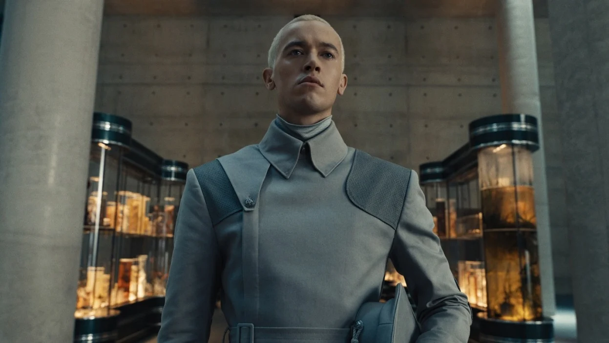 Snow is in uniform as a peacekeeper in District 12.