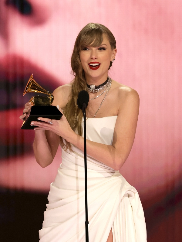 Taylor Swift wearing a side part while accepting her Grammy at the 2024 Grammy Awards.