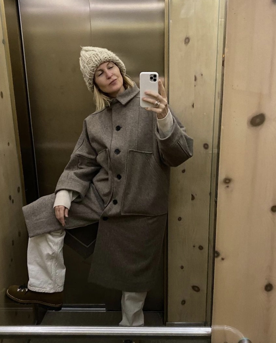 Kelly Rutherford in a mirror selfie in the elevator wearing winter boots