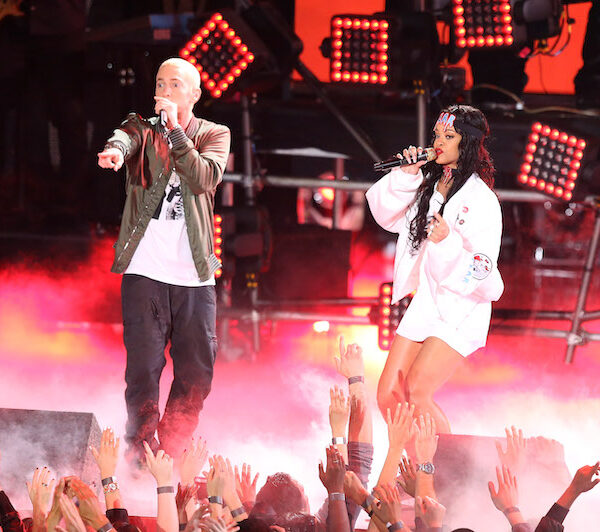 Eminem and Rihanna singing at MTV Movie Awards