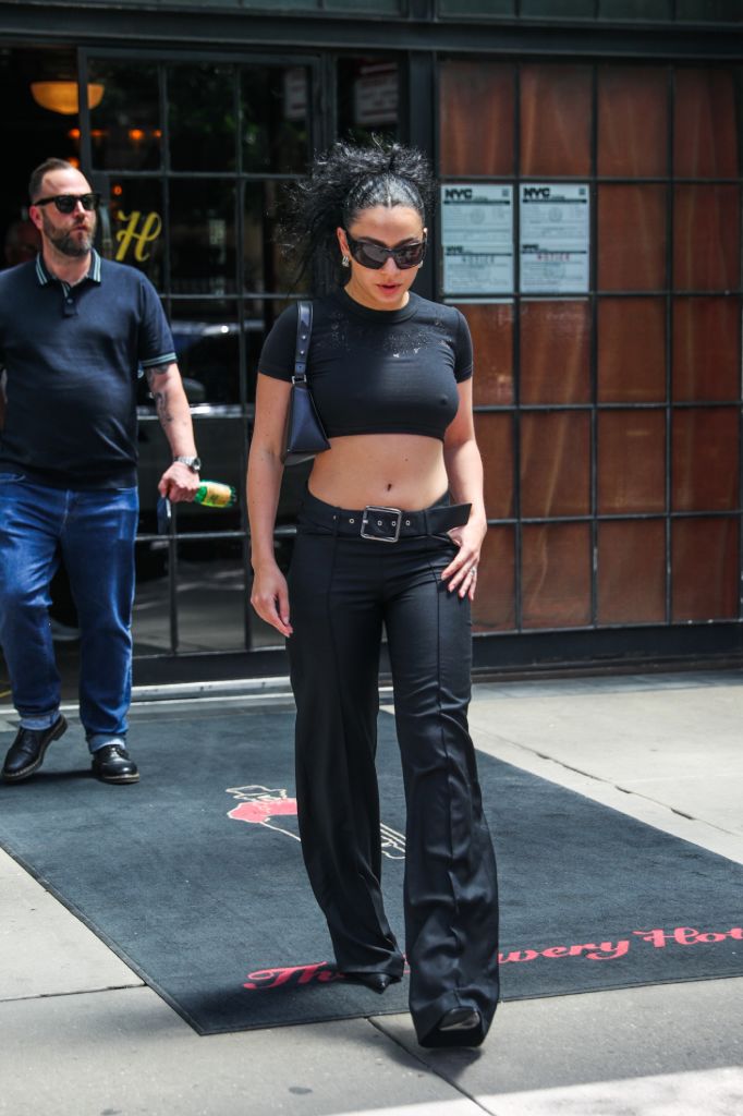 Charli XCX en el street style de Nueva York