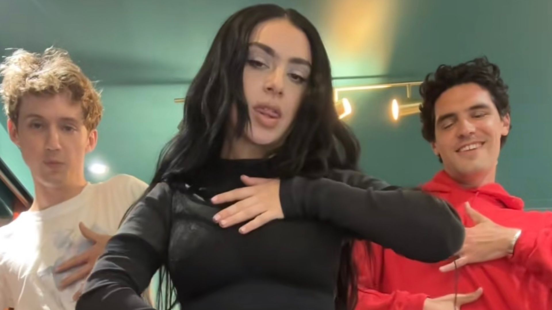 Charli XCX doing the "Apple" dance