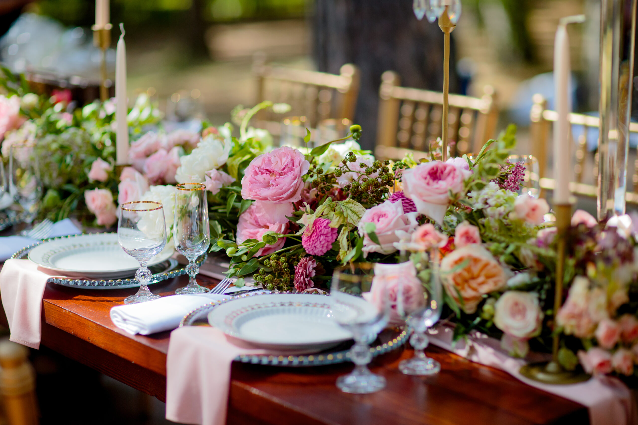 Served,Table,Next,To,The,Decor.,Wedding,Decoration