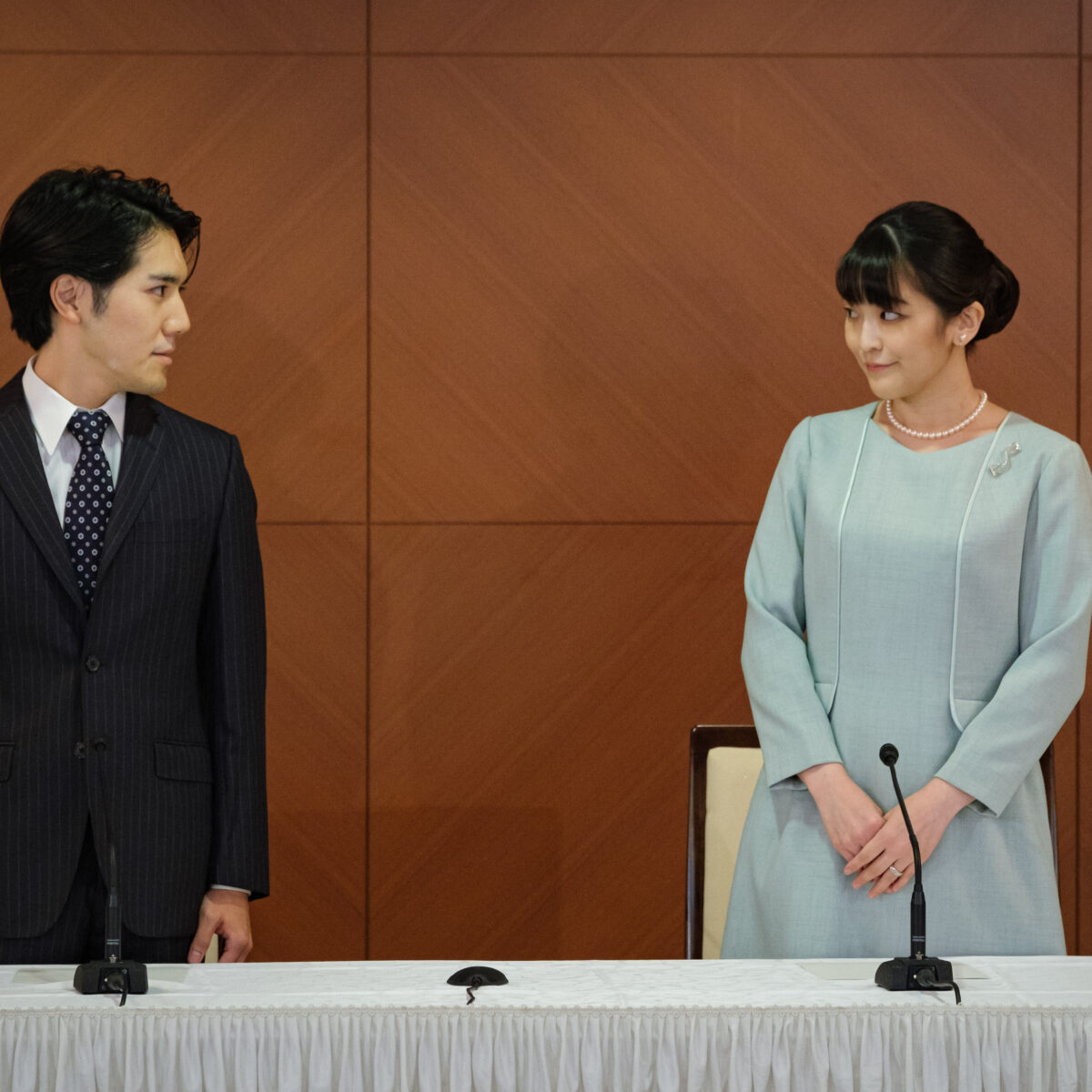 TOKYO, JAPAN - OCTOBER 26 : Princess Mako, the elder daughter of Prince Akishino and Princess Kiko, and her husband Kei Komuro, a university friend of Princess Mako, poses during a press conference to announce their wedding at Grand Arc Hotel in Tokyo, Japan on October 26, 2021. (Photo by SIPA Press/Nicolas Datiche/Pool/Anadolu Agency via Getty Images)