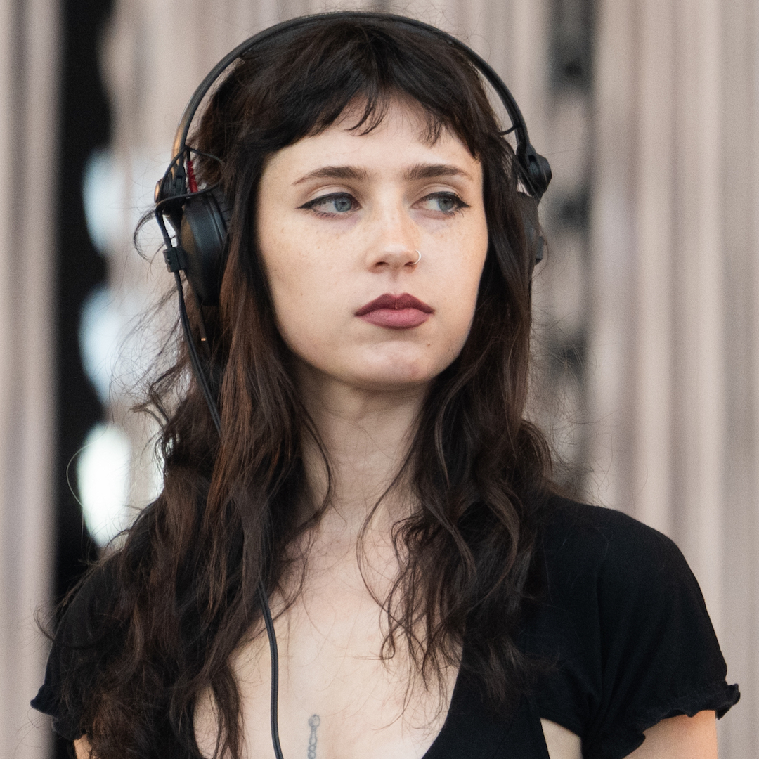 Clairo bangs hair style